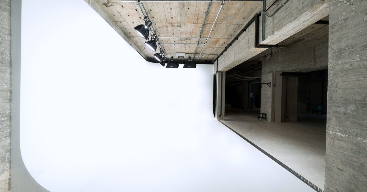 Die ausgeleuchtete weiße Hohlkehle von qre8.studio
