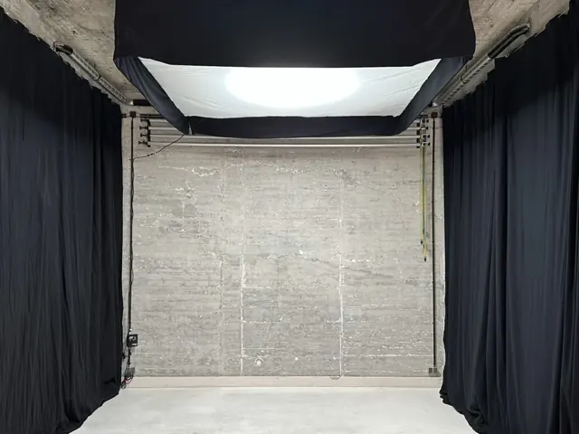 Backdrop & Concrete Area mit großem Top-Light bei qre8.studio in Berlin-Wilmersdorf