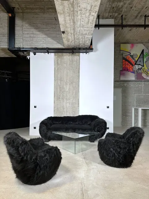 Black Fur Set mit Fellmöbeln