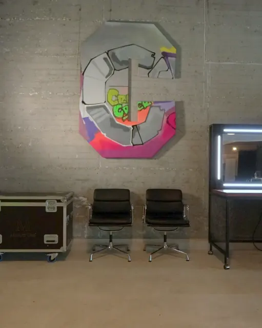Graffiti-Set mit Bildern und Vitra-Stühlen bei qre8.studio in Berlin-Wilmersdorf
