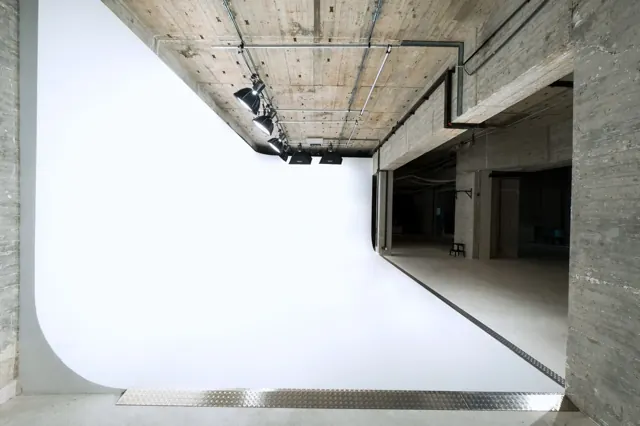 Weiße Hohlkehle, ausgeleuchtet bei qre8.studio in Berlin-Wilmersdorf