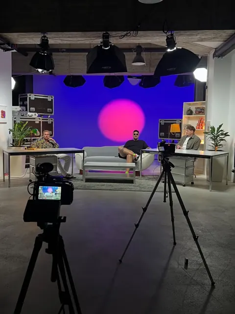 Late Night Show Set mit Tisch und Couch bei qre8.studio in Berlin-Wilmersdorf