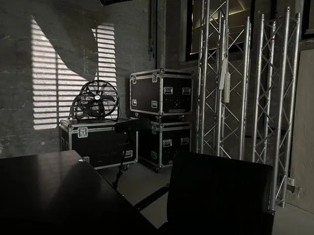 Recall-Set mit Truss, Flightcases und Chrom-Tisch bei qre8.studio in Berlin-Wilmersdorf