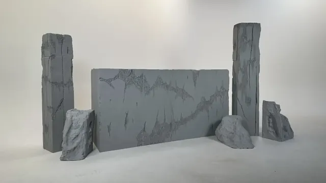 Rock Concrete, Felsen und Säulen in der Hohlkehle bei qre8.studio in Berlin-Wilmersdorf