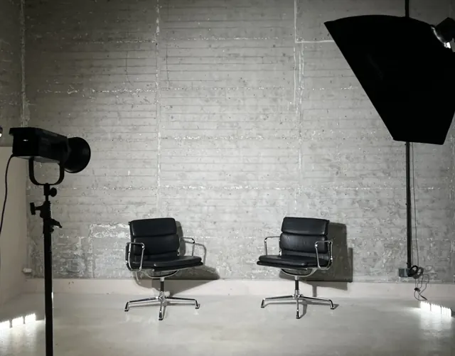 Talk-Set mit zwei Vitra-Stühlen vor Betonwand bei qre8.studio in Berlin-Wilmersdorf